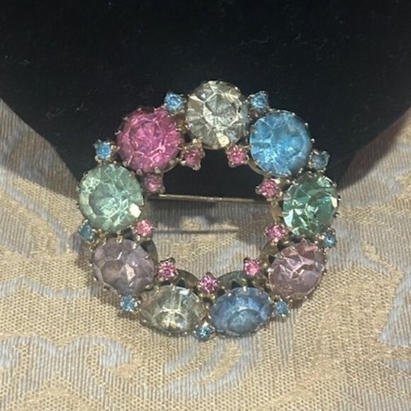 ALBERT WEISS Pastel Rhinestone Crystal Circle Brooch - Picture 7 of 9
